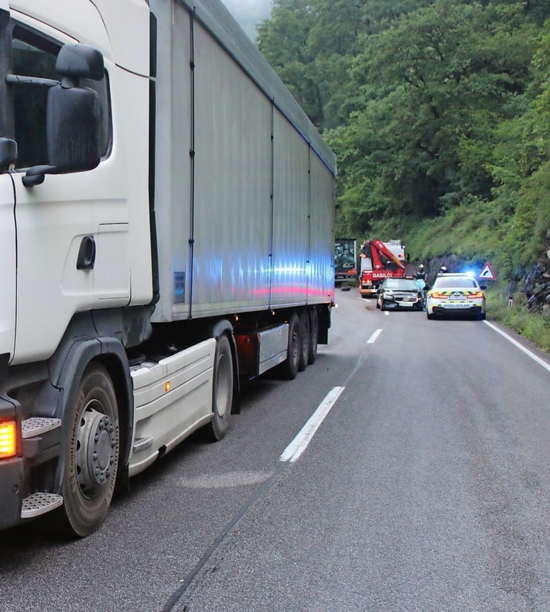 Z osebnim vozilom trčil v dva tovornjaka.