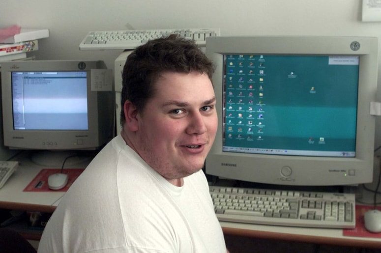 Leta 2000 po pisarnah na Večeru še nismo imeli LCD monitorjev. Smo pa uspešno preživeli Y2K. 