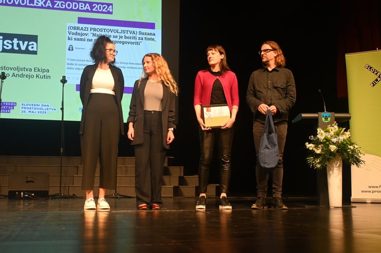 Podelitev nagrade za naj prostovoljsko zgodbo: Brina Kerič, Tjaša Gajšek sta jo prevzele v imenu Večerovih novinark, podelila sta jo novinarja Anja Intihar in Uroš Škerl Kramberger. 