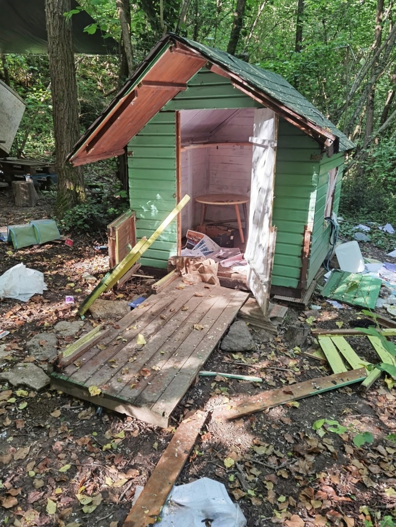 Hiško v gozdu pod Škofijami so vandali skoraj popolnoma razdejali.