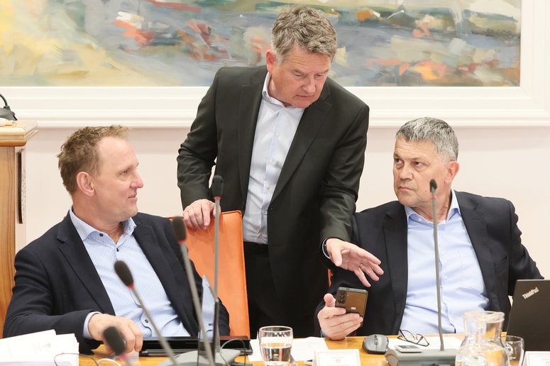 Nekdanji podžupan Samo Peter Medved, direktor Mestnih nepremičnin Ranko Šmigoc in vodja svetniške skupine Arsenovič za Maribor Aljaž Bratina pred eno izmed sej mestnega sveta 