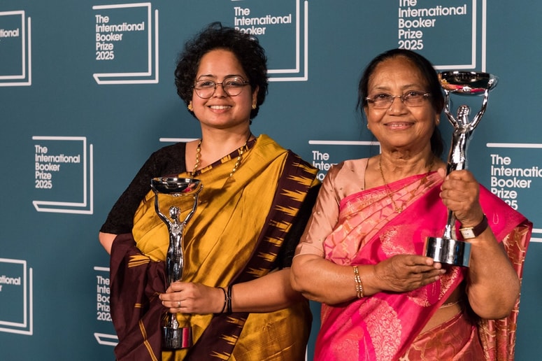 Prevajalka Dipa Basti in pisateljica Banu Muštak na podelitvi nagrad v londonski galeriji Tate Modern 