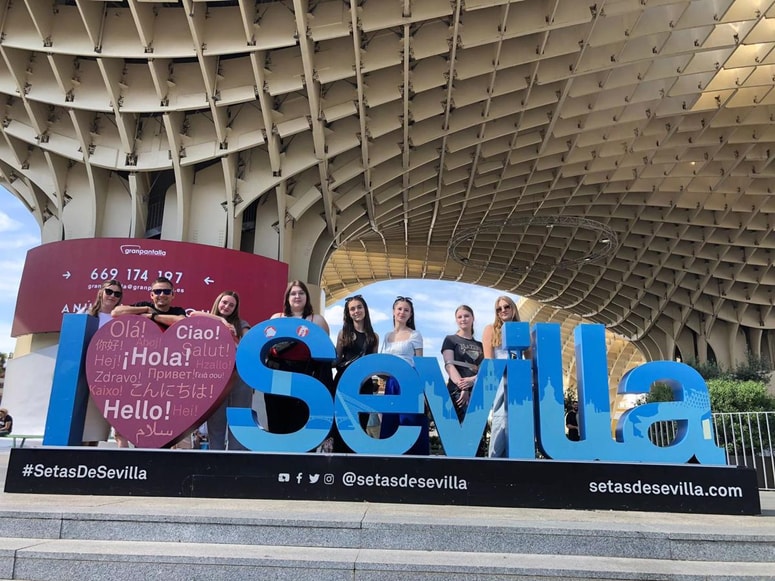 Ekipa farmacevtk z Raven na izmenjavi 