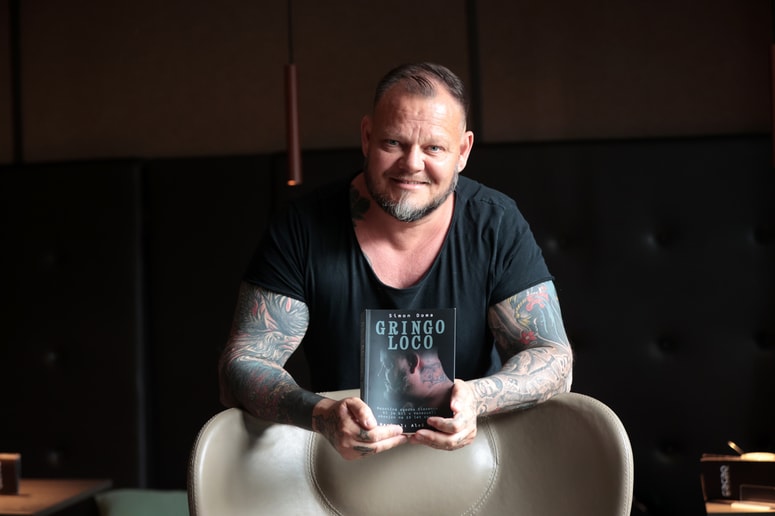 Simon Doma s knjigo Gringo Loco, v kateri piše, kako je preživel v zaporu v Venezueli. 