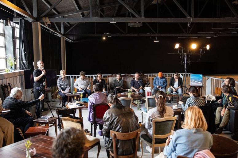 Na sporedu bodo med drugim štiri slovenska besedila, dve prvi slovenski uprizoritvi in prav toliko, dve, krstni uprizoritvi. Pod tri predstave se podpisujejo režiserke mlajše generacije.