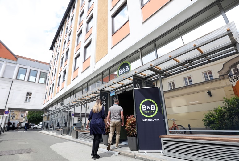 Uradno odprli prenovljeni del, celovita prenova do avgusta 