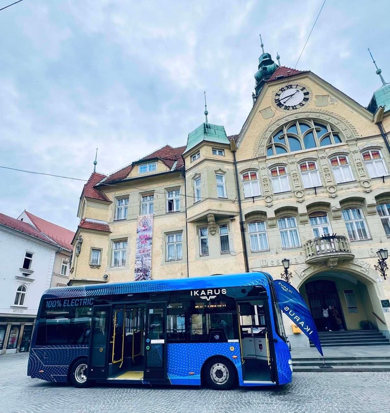 Pilotni projekt, ki je rezultat sodelovanja Mestne občine Ptuj, madžarskega podjetja Ikarus in izvajalca mestnega prometa na Ptuju Arrive, je potnike na območju Mestne občine Ptuj brezplačno prevažal od aprila.