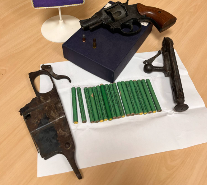 Glavna fotografija članka:Murskosoboški policisti pri 58-letniku našli orožje in celo minometno bombo