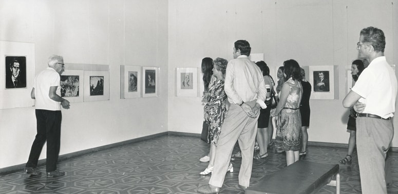 Branko Rudolf, ko je leta 1972 vodil po razstavi Božidarja Jakca. 