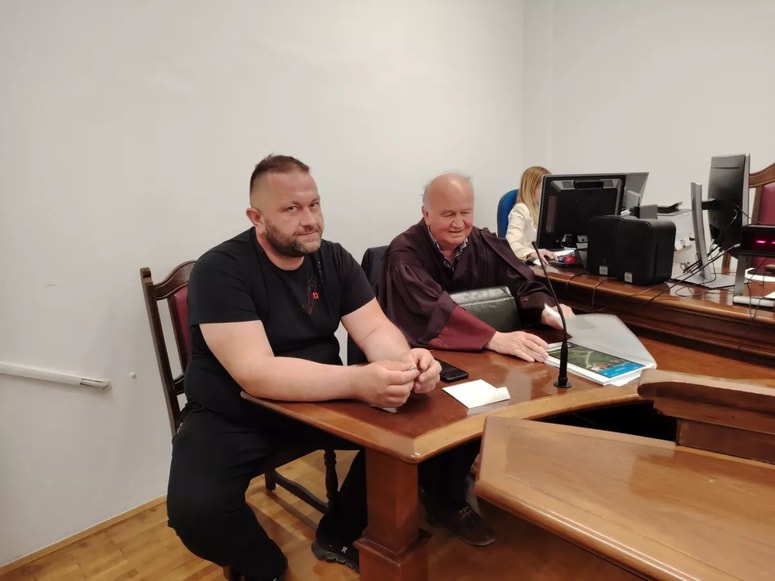 Samo Feštajn, lastnik avtovleke Žonta, se na celjskem sodišču zagovarja zaradi kaznivega dejanja poškodovanja tuje stvari. 