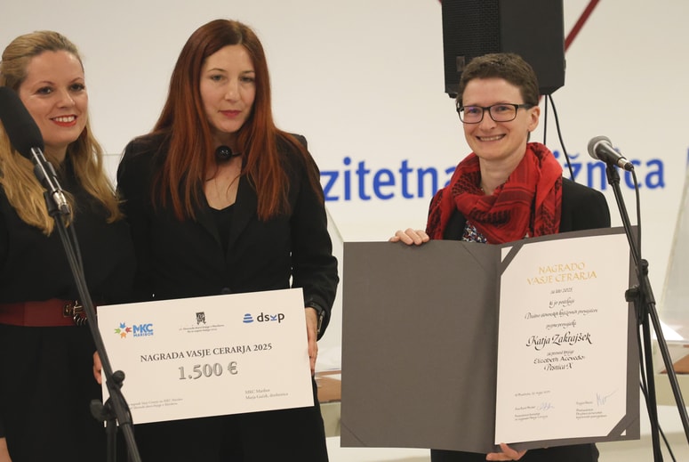 (Z leve): Predsednica Društva slovenskih književnih prevajalcev Tanja Petrič, programska vodja festivala Slovenski dnevi knjige v Mariboru Petra Kolmančič in nagrajena prevajalka Katja Zakrajšek