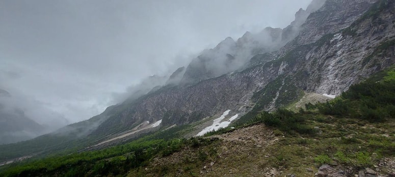Glavna fotografija članka:Na Triglavu: Neprimerno obut planinec zdrsnil 50 metrov po snežnem pobočju