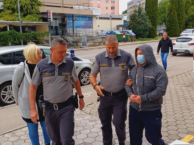 Mitja Kocjančič je ženi vzel življenje v stanovanju v bloku na Alpski cesti na Bledu, kjer sta skupaj živela. 