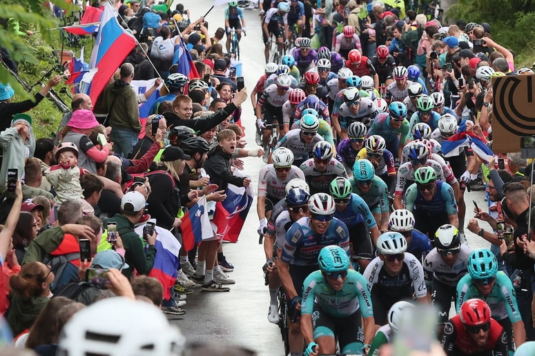 Tako je lani Nova Gorica navijala za Jana Tratnika, Primoža Rogliča in Matevža Govekarja, letos pa dirke ne bo v Sloveniji in v pelotonu ne bo Slovenca. 
