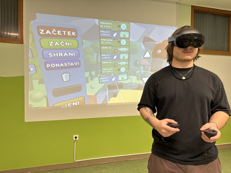 Aplikacija omogoča uporabnikom, da v svetu virtualne resničnosti spoznajo osnove razmišljanja, kot ga uporabljajo programerji. 