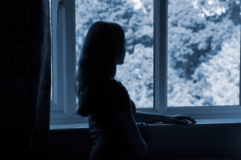 Postala je paranoična in prepričana, da jo nekdo želi ubiti. Fotografija je simbolična. 