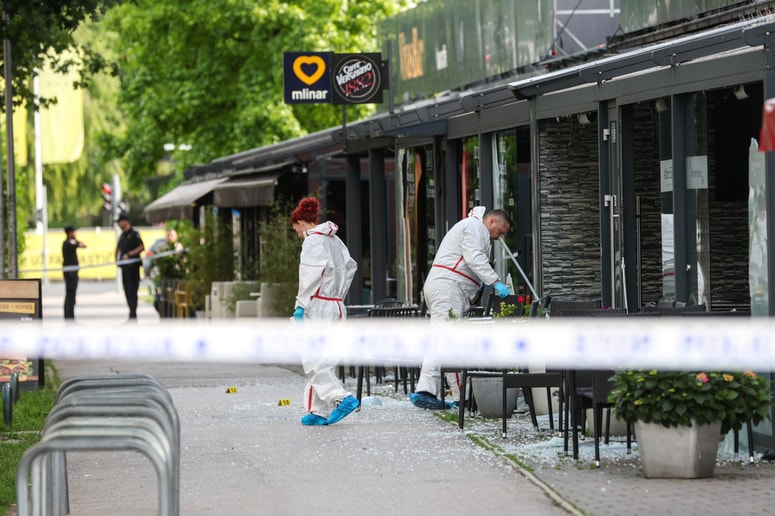 Policisti opravljajo ogled kraja eksplozije.