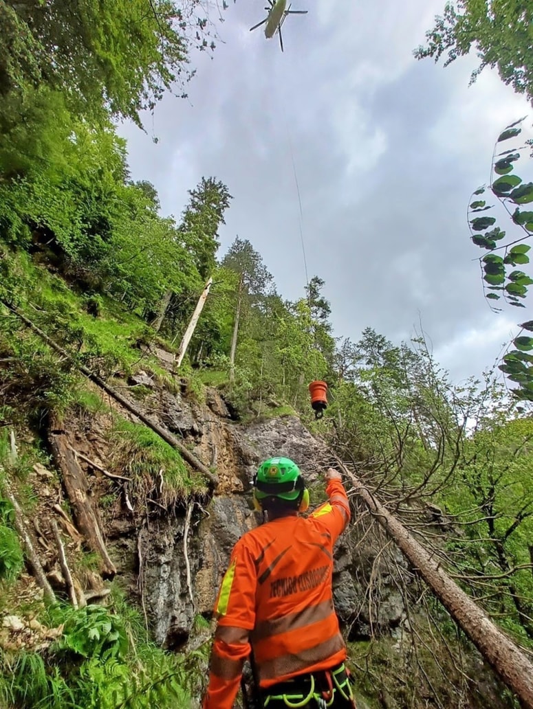 Truplo bovškega kolesarja so dvignili s helikopterjem. 