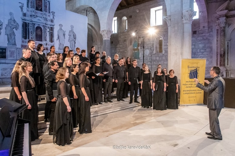 Komorni zbor Hugo Wolf,  ki ga vodi Aleš Marčič na tekmovanju v Zadru.