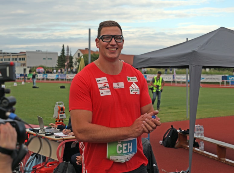 Glavna fotografija članka:Kristjan Čeh z zmago na Češkem znova blizu 70 m