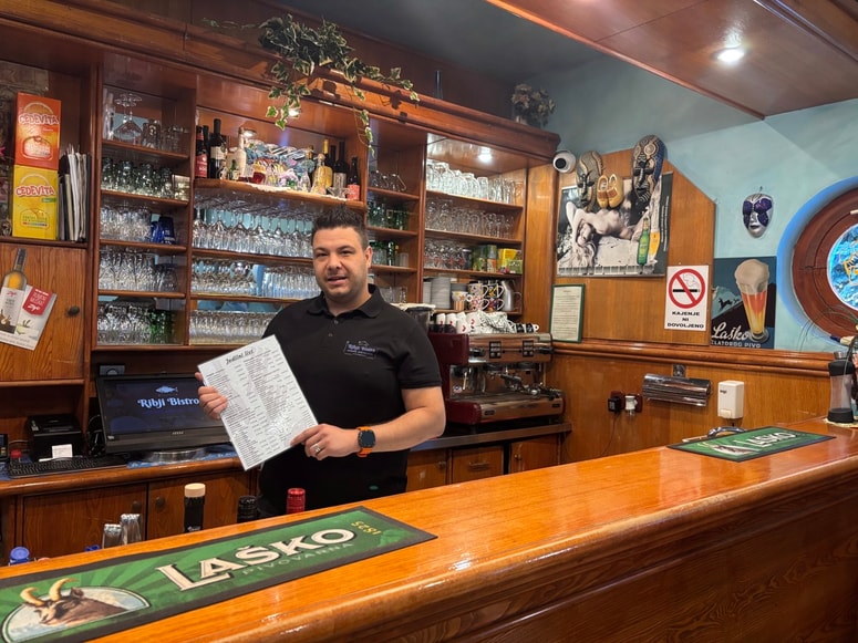 Marvin Ivančič je v bistroju odraščal - med vonjem po sveže pečenih ribah, stalnimi gosti in učenjem gostinske obrti iz prve roke. 