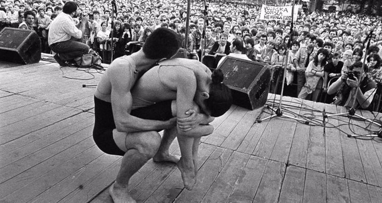 Plesni teater Ljubljana na zborovanju v podporo četverici na Kongresnem trgu 21. junija 1988 