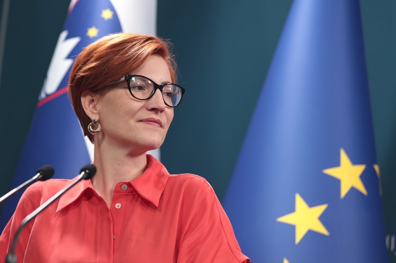 "Hvala vsem za vso prijaznost in pomoč, sem že mnogo bolje," je sporočila ministrica Asta Vrečko.