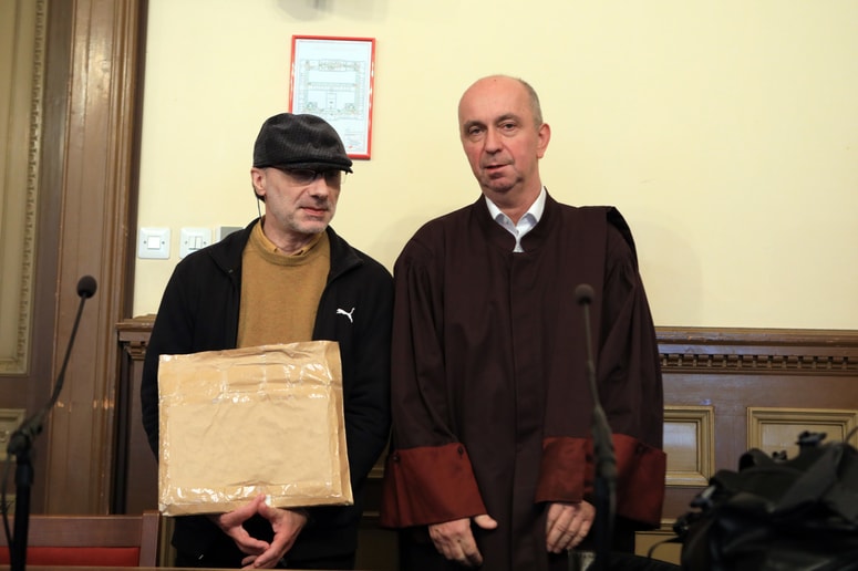 Michel Stephan (ob njem odvetnik Gorazd Fišer) vztraja pri nedolžnosti. 