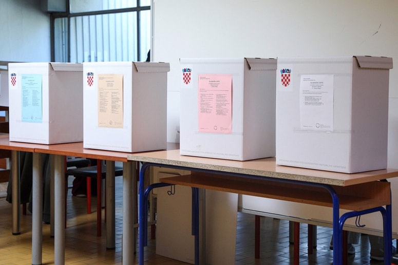 Glavna fotografija članka:(FOTO) Na dalmatinskem otoku v morju glasovnice z lokalnih volitev na Hrvaškem. Volilna komisija: Močno je pihalo ...