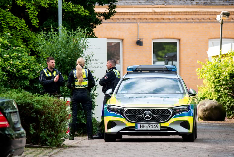 Policijsko vozilo pred bolnišnico, v kateri je izbruhnil požar.