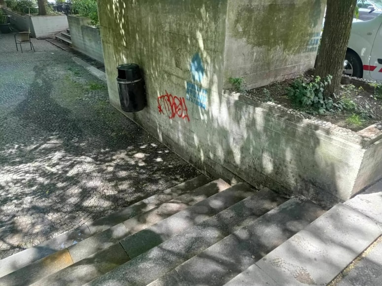 Spor se je razvnel na stopnicah na Cigaletovi ulici, ranjeni pa naj bi potem tekel v smeri bližnjega lokala.