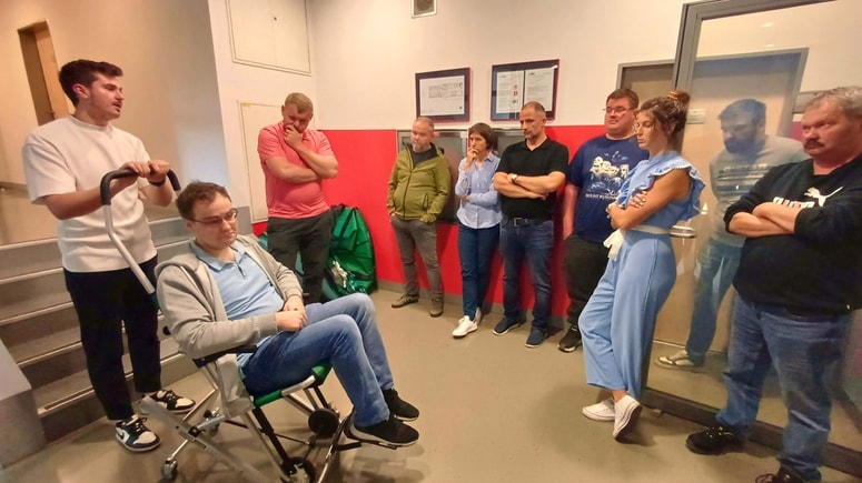 Žiga Janša je prikazal uporabo evakuacijskega stola. 