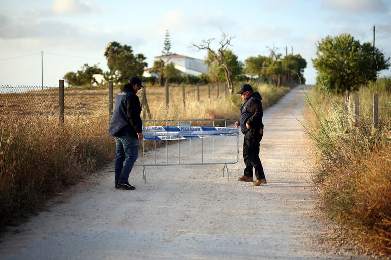 Območje, kjer izvajajo preiskavo, je za javnost zaprto. Zanimanje za primer je namreč veliko. 