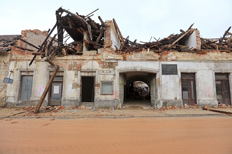 Konec leta 2020 je hrvaško Petrinjo stresel rušilni potres z magnitudo 6,2. 