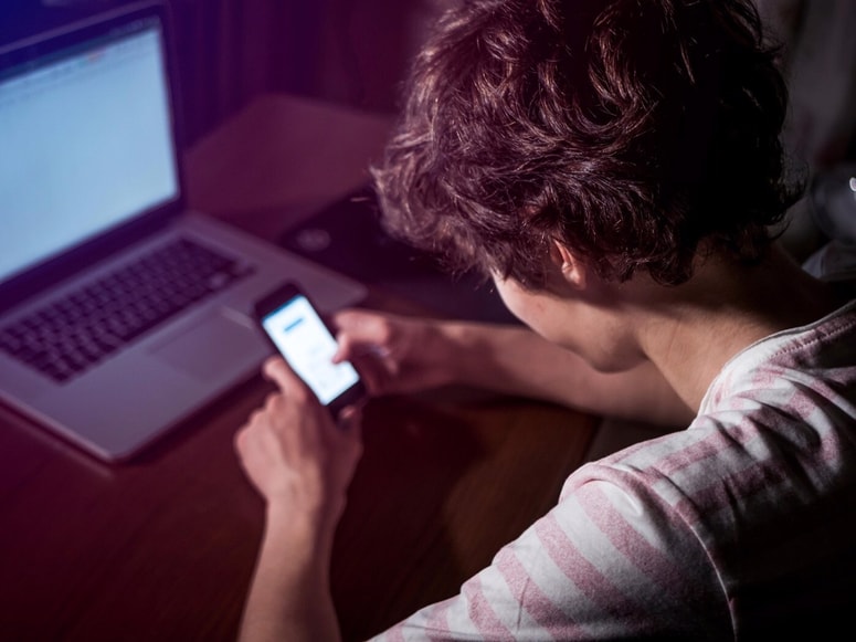 Terroristične skupine vedno pogosteje ciljajo na mlade, pri čemer izkoriščajo njihovo ranljivost. 