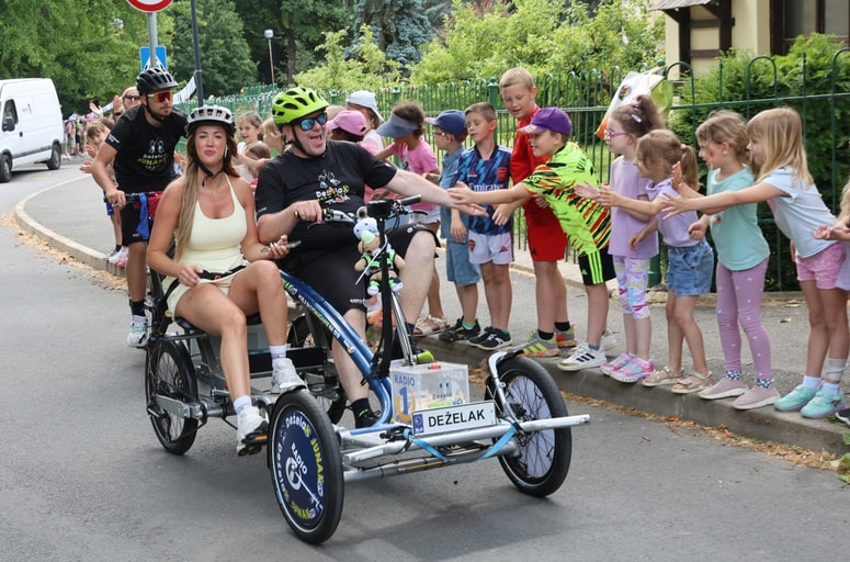 Miha Deželak te dni s kvadrociklom Slovenijo navdihuje k humanitarnosti. 