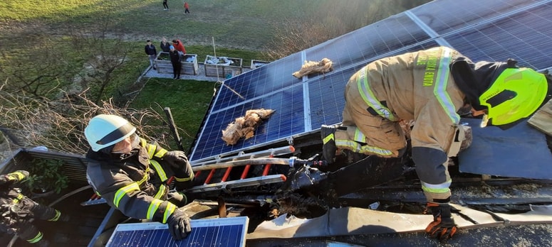 Vedno pogosteje gašenje ovirajo tudi sončni paneli. 