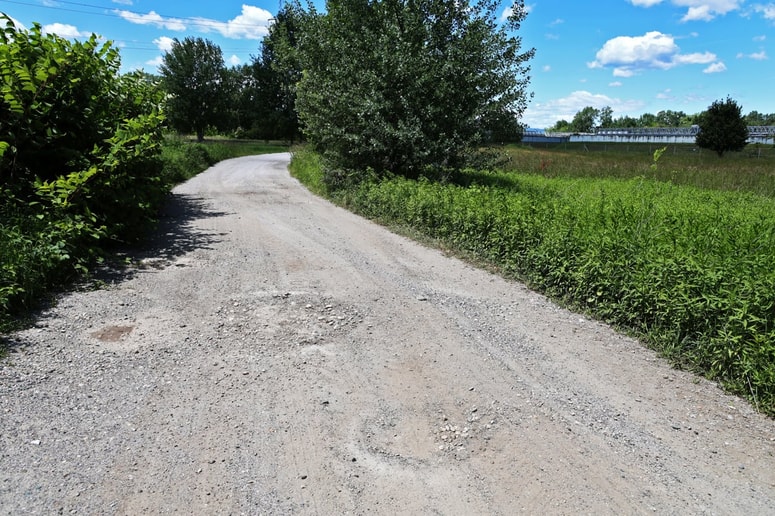 Kolesarska steza med Dogošami in Miklavžem bi si po bralčevem mnenju zaslužila vsaj kakšno lopato gramoza. 