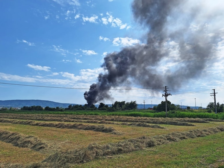 Glavna fotografija članka:(FOTO in VIDEO) Črn, gost dim daleč naokrog: Zagorelo na deponiji Marjetica na Serminu. Materialna škoda je velika