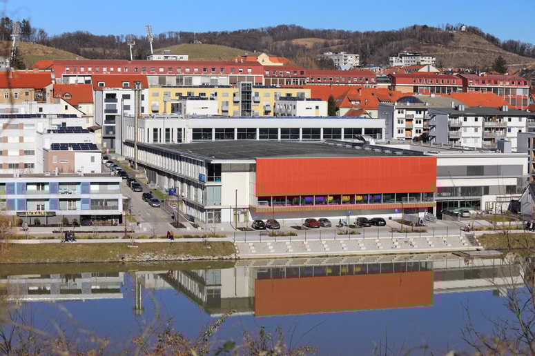 Glavna fotografija članka:Nasilje na Lentu: Moški napadel 18-letnico, ki naj bi pred dvema mesecema rodila otroka