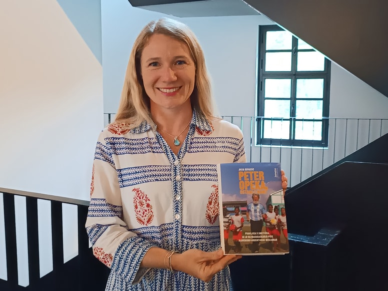Anja Kovačič s knjigo Peter Opeka, ostani z nami

