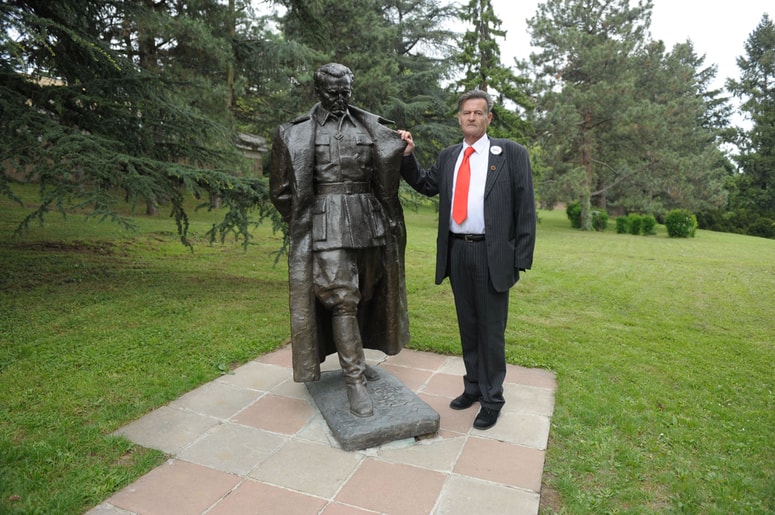 Josip Joška Broz ob kipu svojega deda.