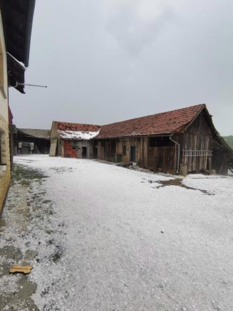 Toča je prekrila tla.