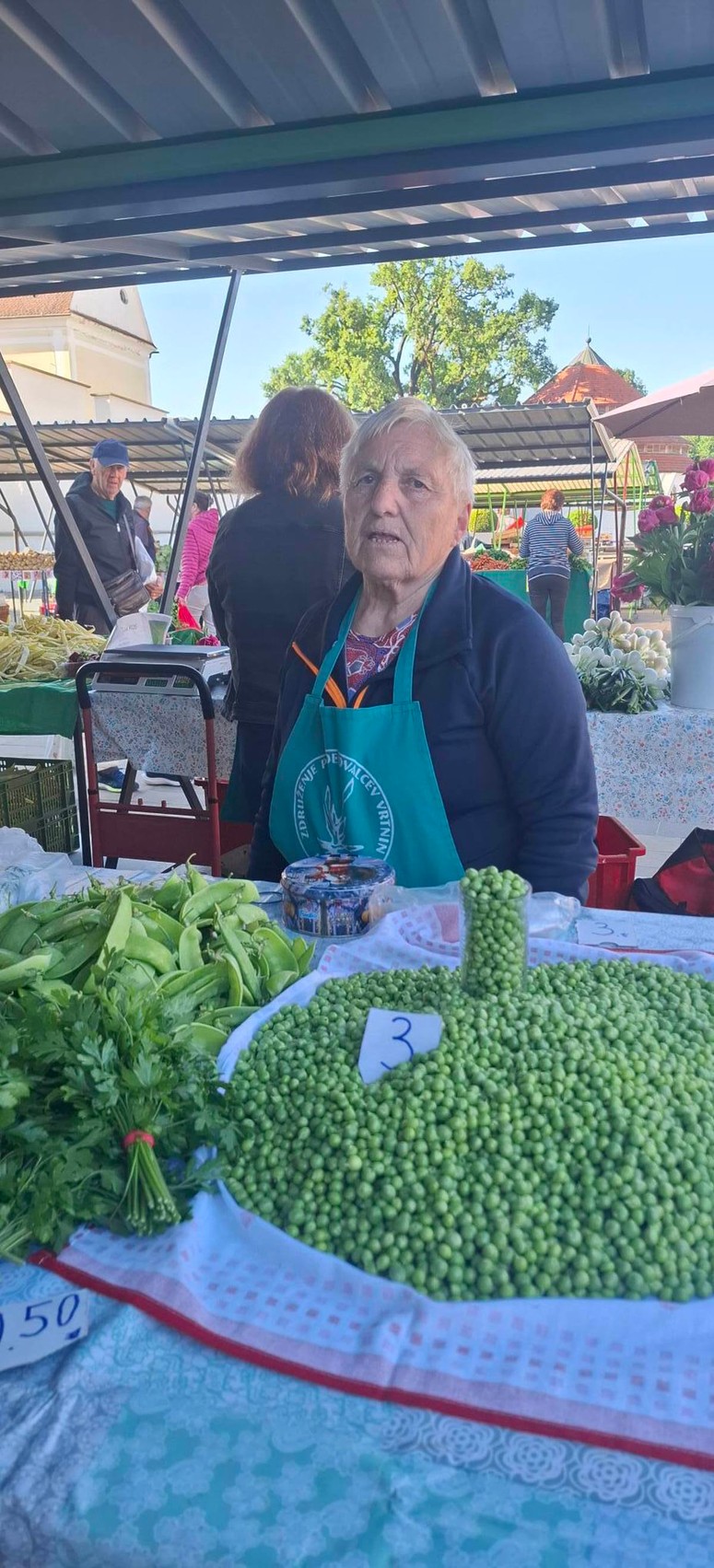 Marija Ornik, med strankami znana kot Mimika, na mariborski tržnici prodaja svež grah z domače kmetije v Zimici. 