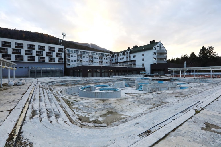 Kaj bodo naredili s teraso, še ni znano. Bazenov morda ne bodo obnovili.  