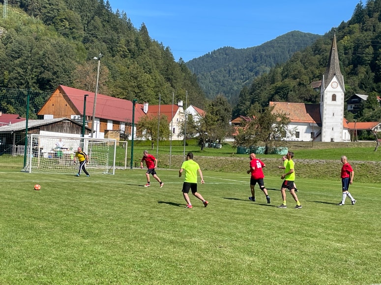 Da bi ljubezen do nogometa v zrelih letih in prijateljstvo na zelenicah usahnila? V izbrani veteranski družbi Brezno-Radlje pač nikoli.