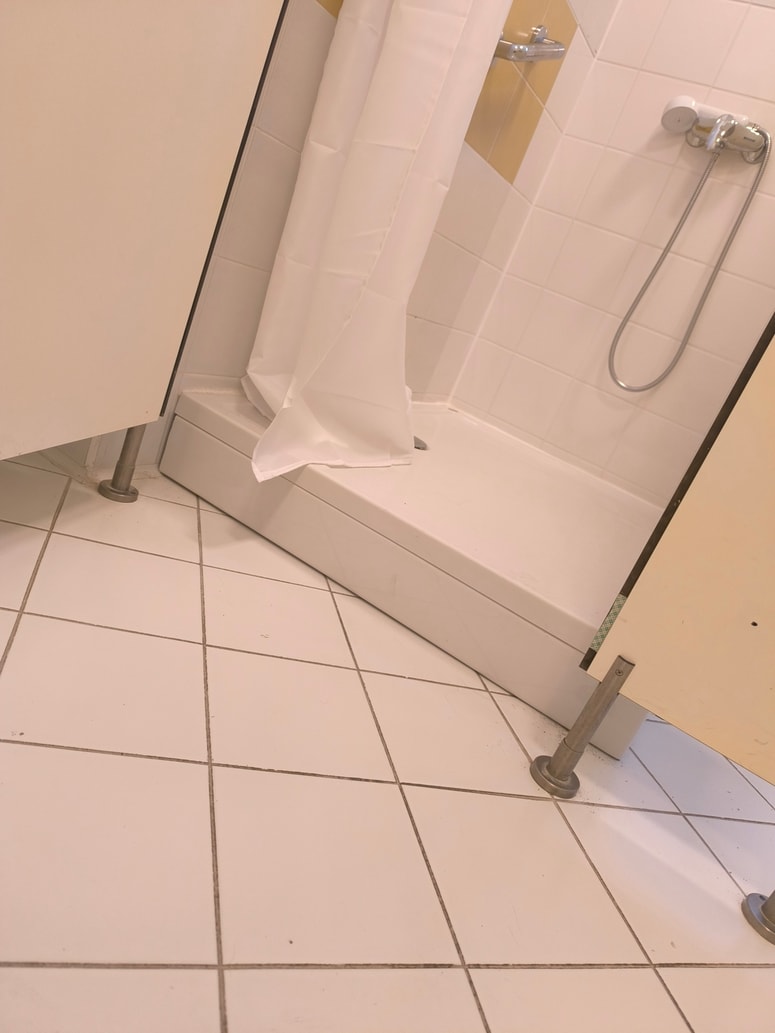 Novembra 2024 se je glavna sestra oddelka odločila, da deset do dvanajst pacientov, ki so hospitalizirani na oddelku, ne potrebujejo več kopalnice.