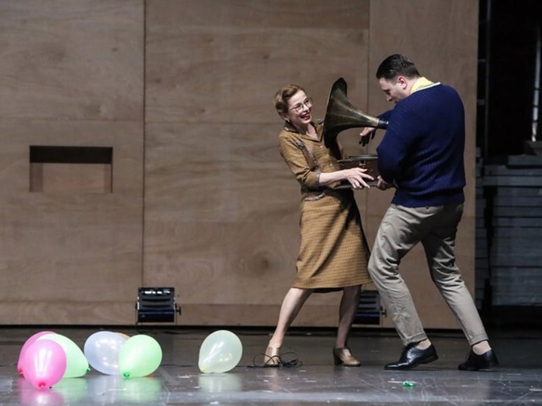 Vlogo (nesojene) ravnateljice je sijajno odigrala Alma Prica. 