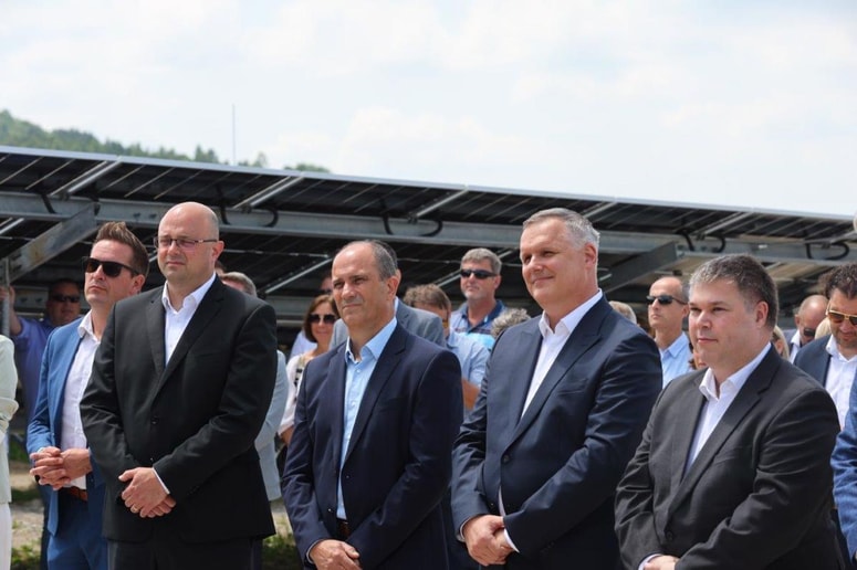 Svečani zagon elektrarne je potekal v prisotnosti predstavnikov energetskih družb, lokalne skupnosti in države.