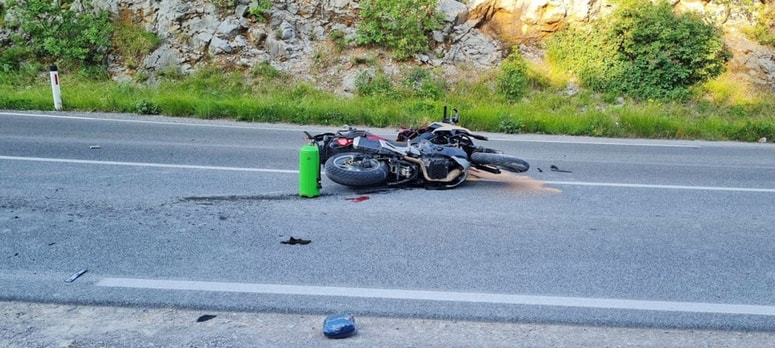 Glavna fotografija članka:(FOTO) Huje poškodovan motorist, ki je trčil v reševalno vozilo